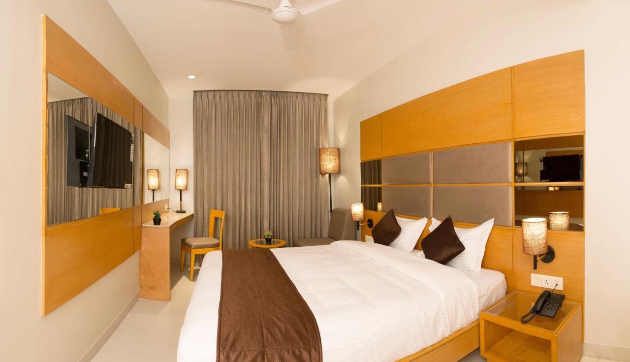 Sri Aadhish Grand Hotel Arantāngi Extérieur photo