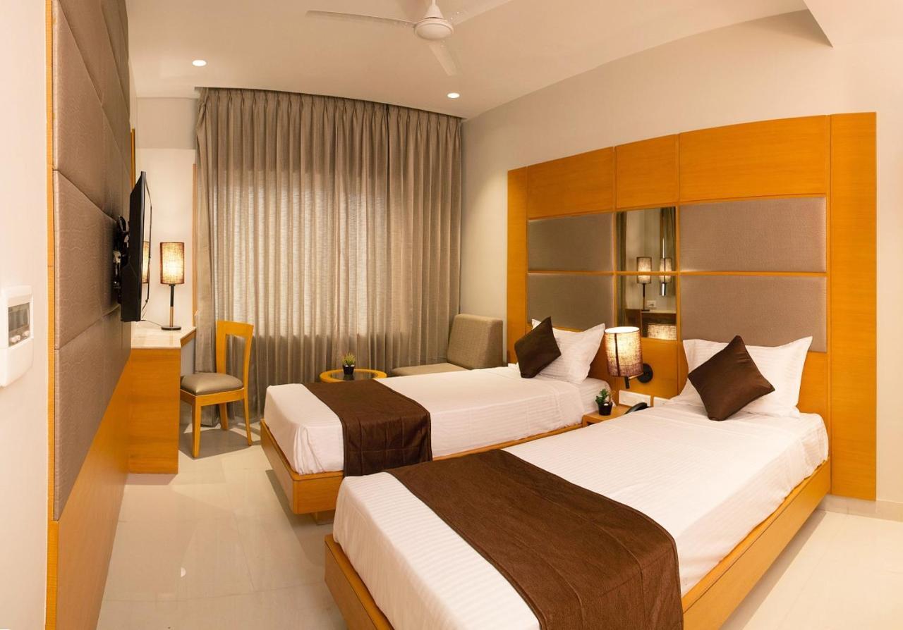 Sri Aadhish Grand Hotel Arantāngi Extérieur photo