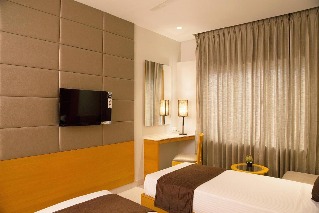 Sri Aadhish Grand Hotel Arantāngi Extérieur photo