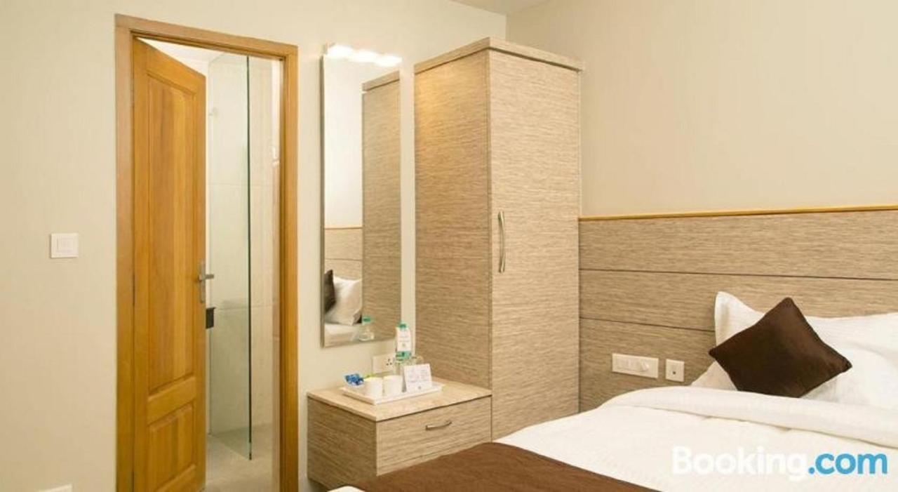 Sri Aadhish Grand Hotel Arantāngi Extérieur photo
